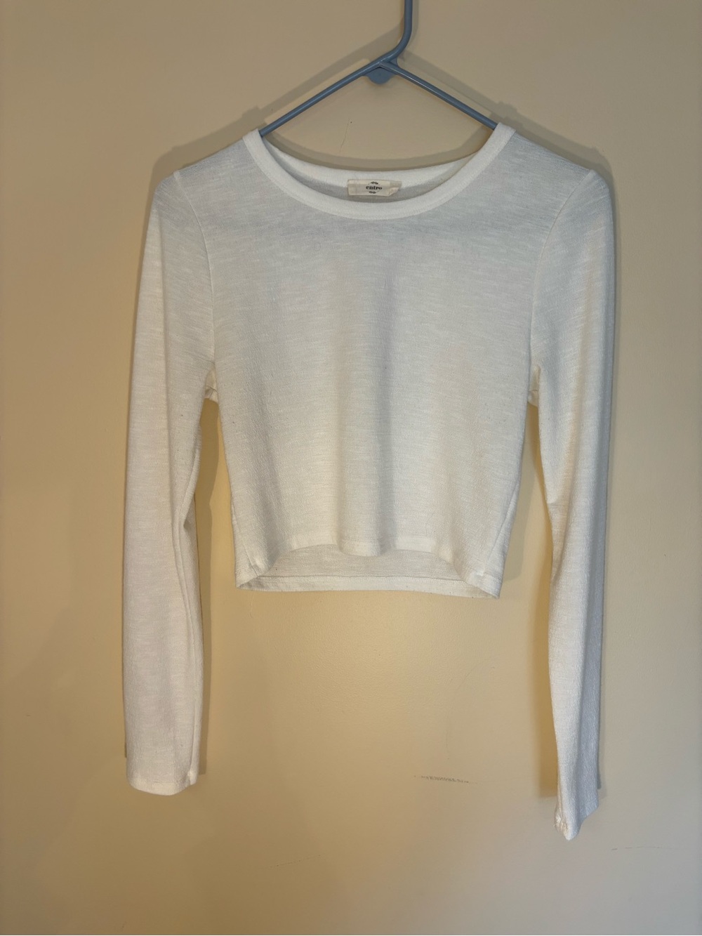 entro White Long-Sleeve Cropped Knit Top